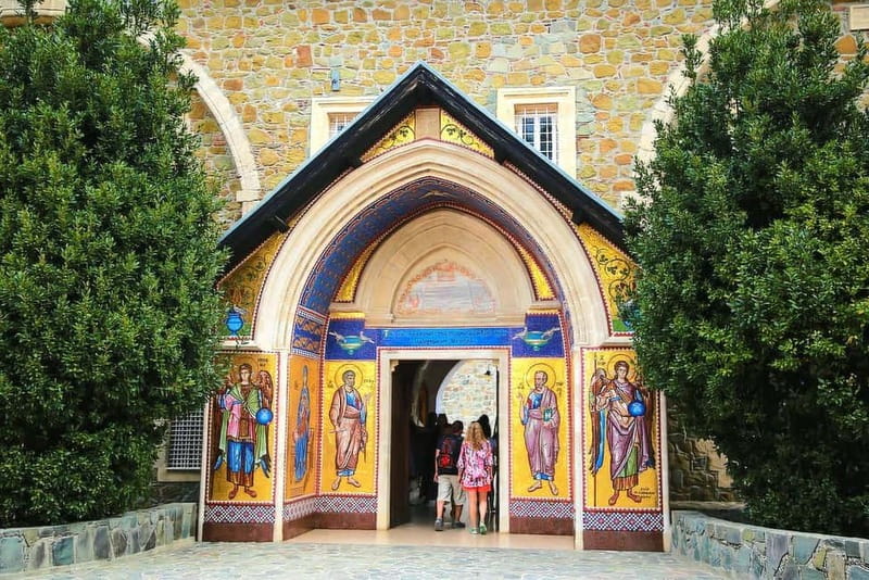 Paphos: Troodos, Omodos & Kykkos Monastery Full-Day Tour - Mount Throni and the tomb of Archbishop Makarios III